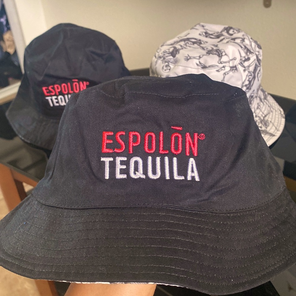 Brand-new reversible bucket hat !
